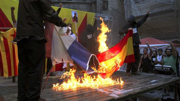 La Fiscalía pide imputar a personas vinculadas con la CUP por quemar fotos del Rey en la Diada