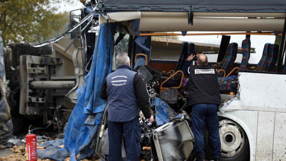 Un muerto y dos heridos graves en el accidente de un autocar escolar en Francia