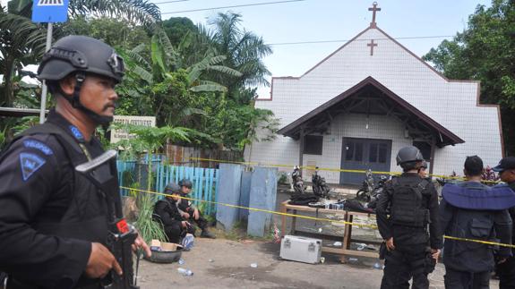 Muere una niña de 2 años en el ataque contra una iglesia en Indonesia