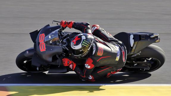 Lorenzo se estrena con Ducati vestido de negro