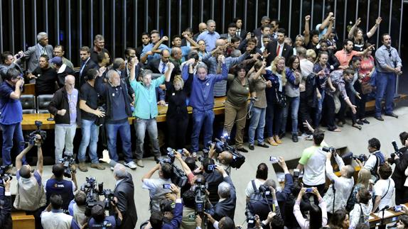 Activistas invaden la Cámara de Diputados de Brasil en una jornada turbulenta