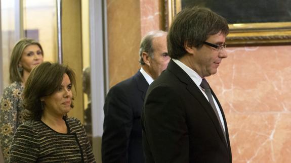 Sáenz de Santamaría y Puigdemont abren el diálogo para abordar la carpeta catalana