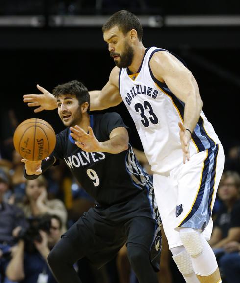 Marc Gasol le gana la partida a Ricky Rubio