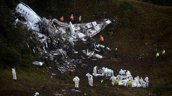 Rebajan a 71 la cifra de muertos por el accidente de avión y hallan las cajas negras