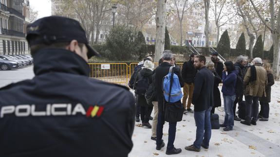 Cien independentistas queman fotos del Rey ante la Guardia Civil manresana