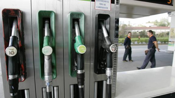 La gasolina y el gasóleo suben un 1,8% y marcan máximos en quince meses