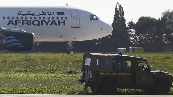 Se entregan los secuestradores del avión libio