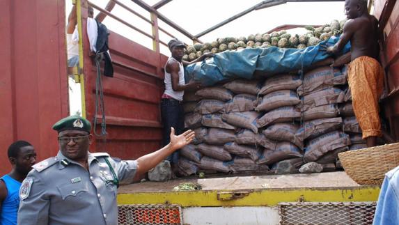 Incautan 2,5 toneladas de arroz de plástico destinado al mercado de Nigeria