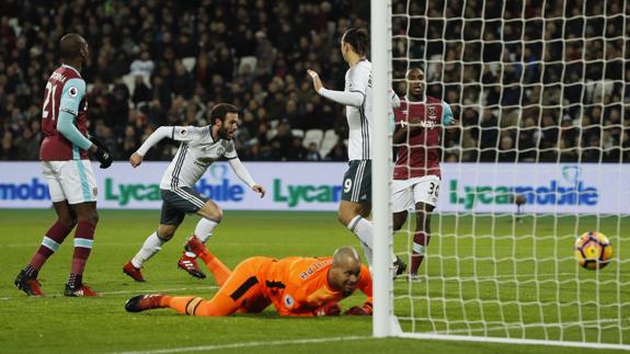 Mata mantiene la racha del United