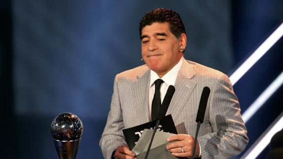 Maradona, a Messi: «Desde casa, viendo la televisión, no se puede pelear»