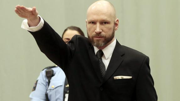 Breivik hace un saludo nazi al comenzar su juicio de apelación en Noruega