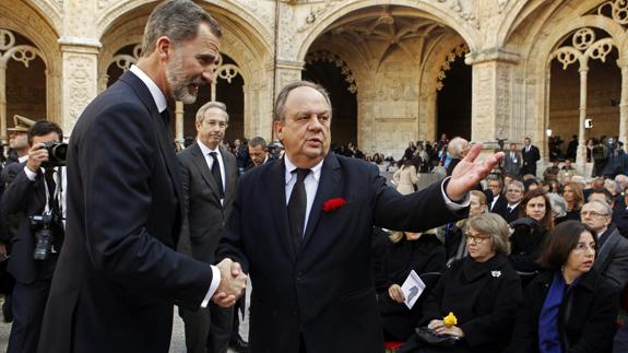 Felipe VI encabeza la delegación española en el funeral de Mario Soares