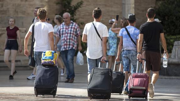 España rompe la barrera de los 75 millones de turistas extranjeros en 2016