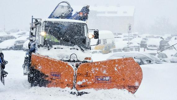 Leve mejoría de temperaturas pero la nieve mantiene vías y puertos cerrados