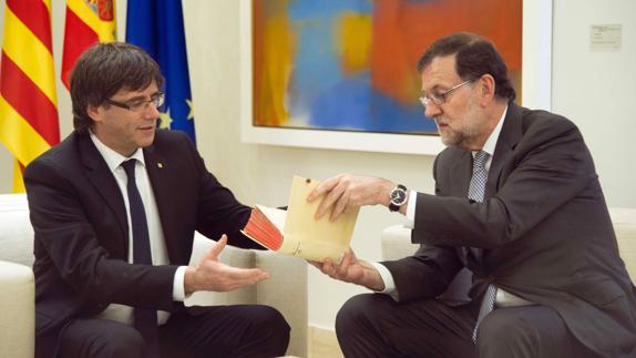 Puigdemont pide por carta a Rajoy un trato «bilateral» y negociar el referéndum