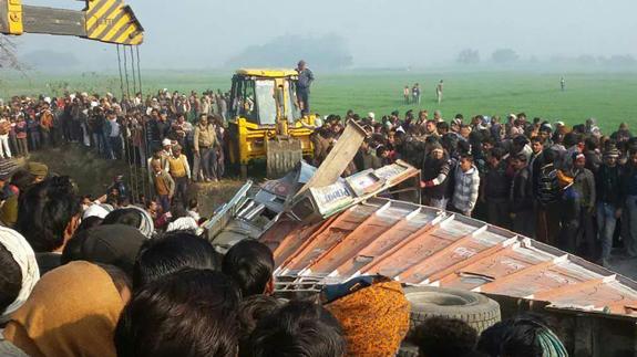 Al menos 12 niños y un adulto mueren durante un accidente de autobús en la India