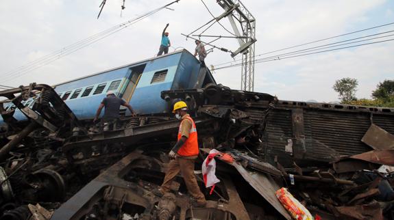 Una nueva tragedia ferroviaria causa 39 muertos y 50 heridos en la India