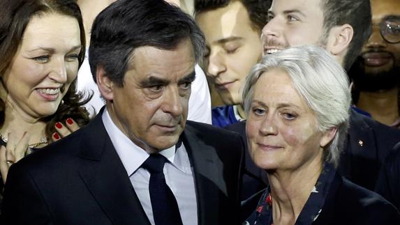 Fillon dice que no perdonará a los que le han atacado a través de su mujer