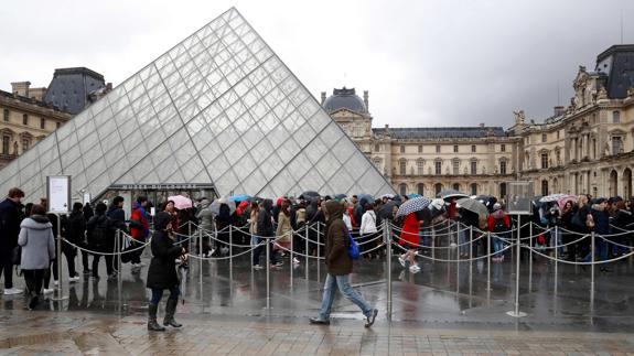 El estado de salud del agresor del Louvre todavía no permite interrogarle