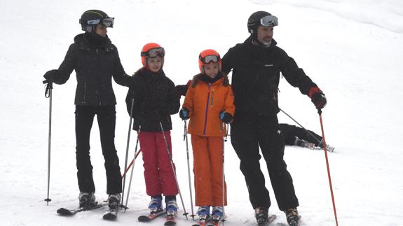 Los Reyes esquían con sus hijas en Huesca