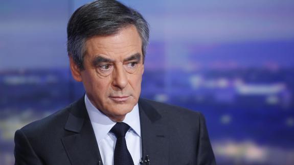 Fillon entona el 'mea culpa' tras contratar a su mujer y dos hijos con dinero público