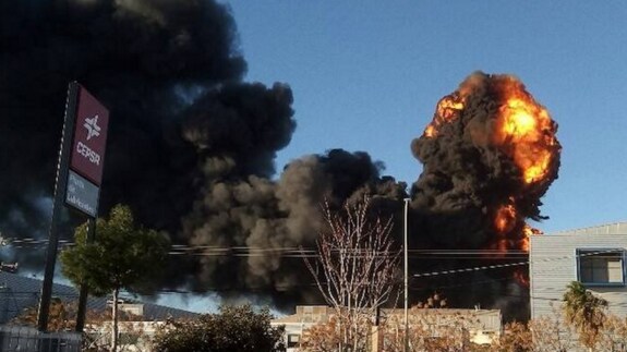 El incendio de Paterna sigue activo pero no hay riesgo de nube tóxica