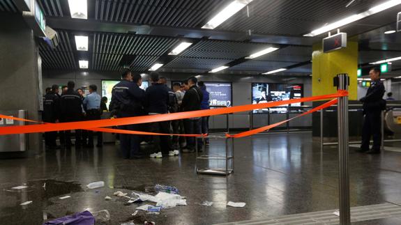 Un ataque con cóctel molotov en el metro de Hong Kong deja 17 heridos