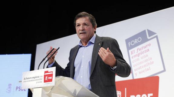 Fernández pide al PSOE huir de la demagogia y buscar «credibilidad económica»