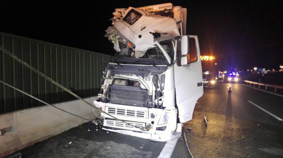 Una mujer muerta y diez heridos al chocar un autobús y un tráiler en Murcia