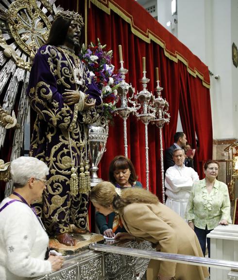 La infanta Elena cumple el rito de venerar la imagen del Cristo de Medinaceli