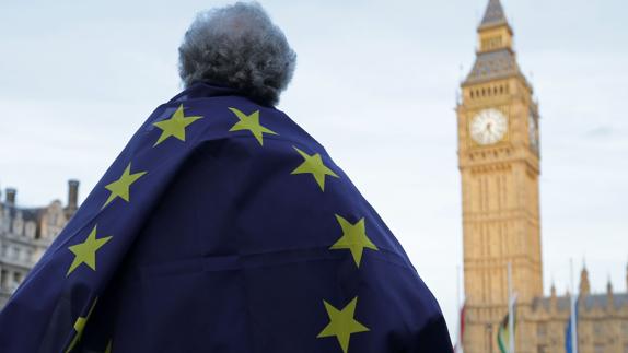 La Cámara de los Comunes deja manos libres a May para empezar el 'Brexit'