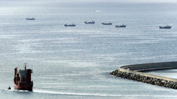 La flota de Barcelona no sale a faenar para ayudar en la búsqueda de los marineros