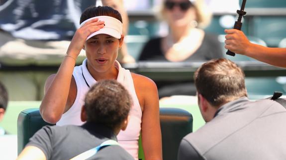 Muguruza abandona ante Wozniacki