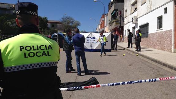 Un hombre muere tiroteado en una calle de Badajoz