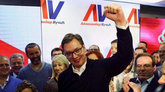 Vucic se hace con la Presidencia de Serbia en la primera ronda electoral