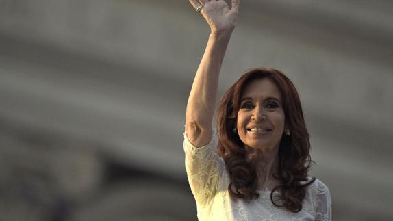 El juez procesa a Fernández de Kirchner por presunto lavado y prohíbe su salida de Argentina