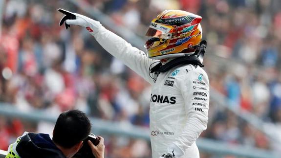 Hamilton mete presión a Vettel tras lograr su sexta pole consecutiva