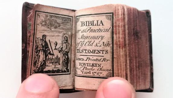 Sale a subasta la Biblia más pequeña del mundo, del tamaño de un sello