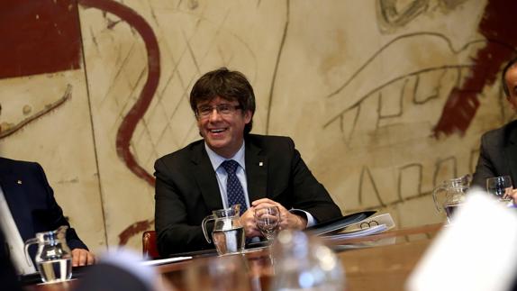 Puigdemont promete a los funcionarios un proceso soberanista «serio y responsable»