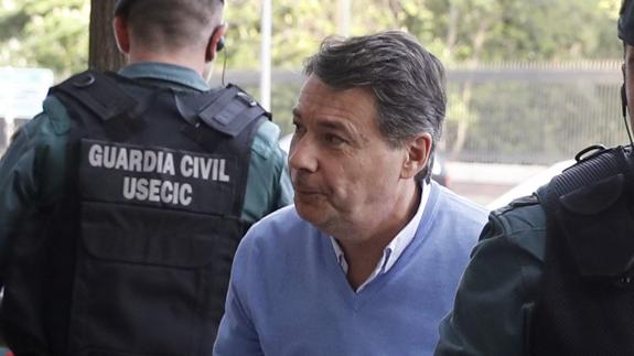 Zoido insiste en que la llamada de González fue «mera cortesía»