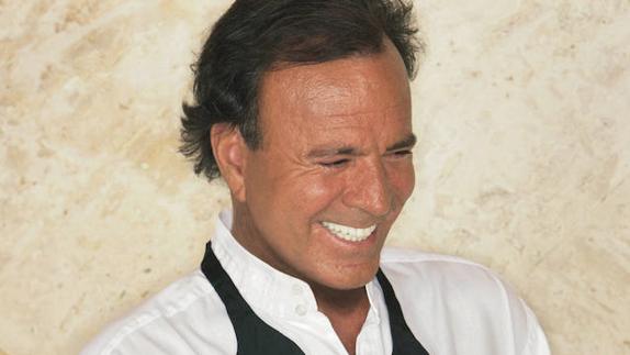 Julio Iglesias anuncia una gira en 2018 por sus 50 años de carrera