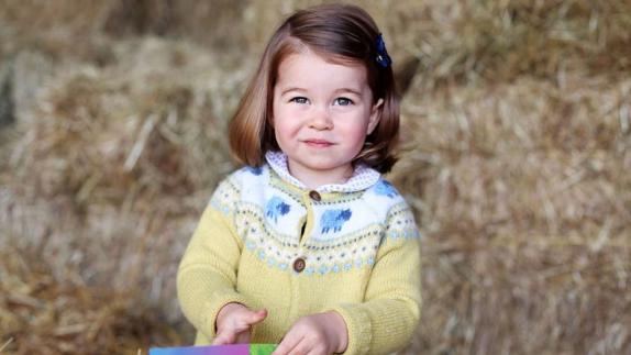 Los duques de Cambridge publican una foto de su hija Carlota, que cumple 2 años