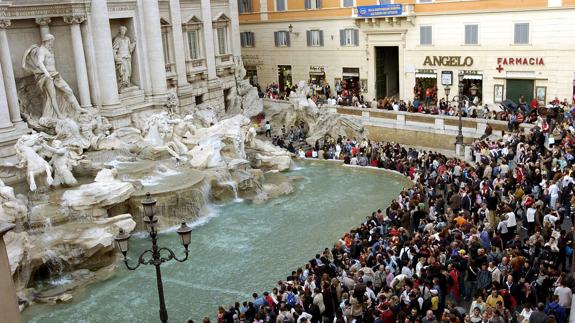 Roma estudia prohibir que los turistas se detengan ante la Fontana de Trevi