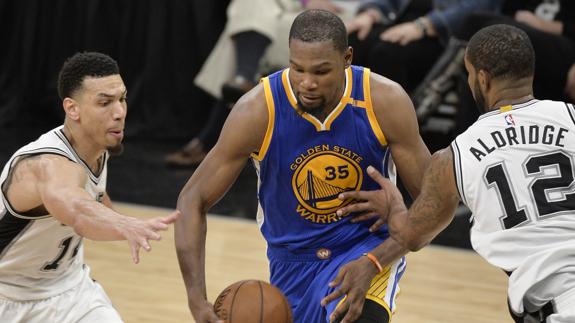 Durant pone a los Warriors a una victoria de la final