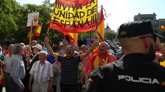 Unas 200 personas protestan contra la conferencia de Puigdemont en Madrid