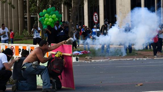 Manifestantes atacan ministerios brasileños en protesta contra Temer