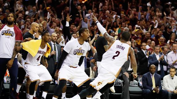 Irving y LeBron ponen a los Cavaliers cerca de la final