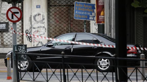 El exprimer ministro griego Papademos, herido por una explosión en su coche