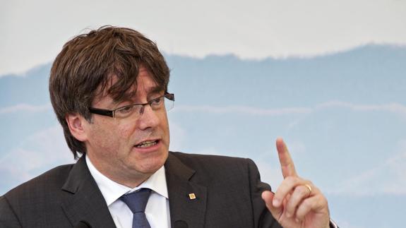 Puigdemont convoca una cumbre prorreferéndum y el partido de Colau lo planta