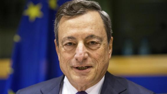 Draghi defiende mantener estímulos monetarios pese a los menores riesgos